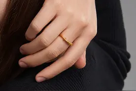 戒指戴在小拇指上是什么意思？不同戒指戴法的意义图片