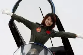 16年中国首批歼击机女飞行员余旭，跳伞时撞到僚机副翼，不幸牺牲图片