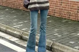 曾经被你嫌弃的“喇叭裤”，如今时尚圈人手一条！时髦显高还藏肉图片