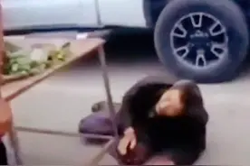 泪目！南江县七旬老人摆摊遭多名城管推搡，官方回应，评论区炸锅图片