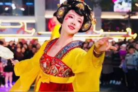 还记得“不倒翁小姐姐”吗？结婚产子后被偶遇，网友：变味了图片