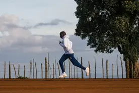 地球上最擅长奔跑的人再次突破极限：拥有最完美跑姿，过极简生活图片