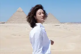 央视主持刘芳菲远赴埃及！穿几十元旧鞋骑骆驼，前凸后翘太惊艳图片