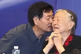 濮存昕母亲：丧子又丧夫，晚年身患重病，好在大儿子撑起了这个家图片