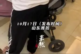 10岁哥哥边吃饭边照顾两个月大的妹妹，妈妈看到这一幕后哭了图片
