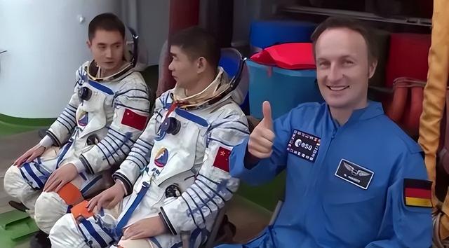我国公开神舟13号撤离的真实画面！飞船缓缓飞行，是谁拍摄的？
