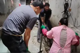 老房子下水管道堵了!居委会协调换管,疏解居民“堵心”事！｜融媒问政图片