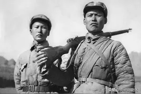八路军帽子上的“两粒扣”，作用是什么？看完就知道有多高明了图片