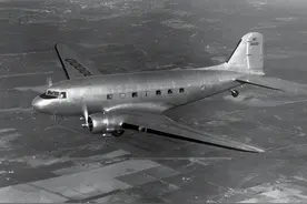 解放战争即将开打，美军飞机载21名八路军，出了3元帅2大将7上将图片