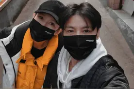 张晋蔡少芬补过结婚纪念日，小餐馆吃面超接地气，恩爱甜蜜似热恋图片