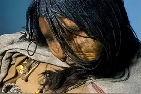 500年前的冰山女尸重见天日，尸检后，揭开一段残酷的历史图片