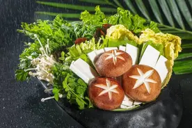 把美味蘑菇端上餐桌图片