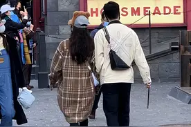 好老公！国乒大满贯马龙携娇妻旅游，2人穿情侣鞋黏在一起太甜蜜图片