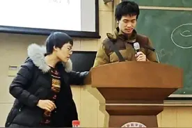 北大女研究生对韦神“芳心暗许”，想要追到韦东奕，可以师生恋吗图片