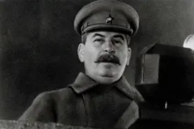 攻入柏林后，斯大林放弃黄金赔偿，却把几百车皮工业设备拉回苏联图片