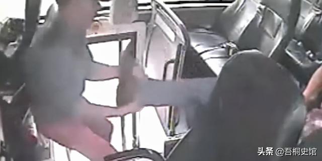 大巴车司机章双林，遇乘客露出诡异笑容，仅凭直觉感到危险要发生