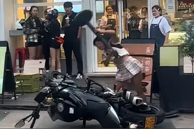 精神小妹大街发疯，暴砸摩托车，疑似原因曝光，知情人透更多猛料图片
