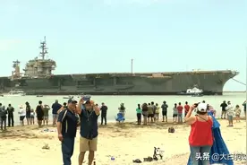 航母两攻一起拆，小鹰号航母抵达拆船厂，旁边就是熟人理查德图片
