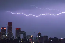 如何用一段话描写下暴雨时的情景？不同季节的雨，写不同季节的情图片
