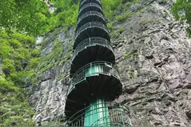 河南一景区悬崖“筒梯”走红图片