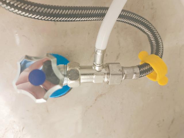 马桶旁莫名其妙一摊水，物业半天才修好，工人说只需排查5个地方