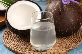 喝预开口椰子水会致命？椰子水能净化羊水？真相来了！图片