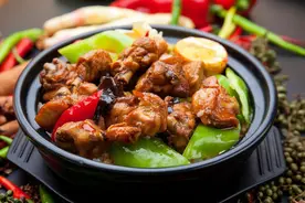 炖鸡肉，最忌直接下锅炖，大厨分享3个诀窍，鸡肉不腥不柴真好吃图片