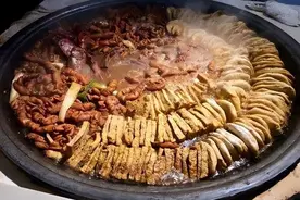 河北村口小吃摊，15元1份，8点出摊半天收，客人担心大哥不赚钱图片