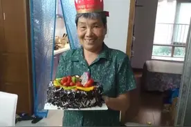 浙江37岁男子与妈妈共住7年，因弟媳生产分开，不舍地躺床上大哭图片