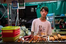 福建帅小伙摆夜市，一年狂赚180万，生蚝啤酒不要钱，套路你要学图片