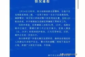 丧心病狂！男子电梯上持刀伤人，连捅十五六下，刀刀用力充满仇恨图片