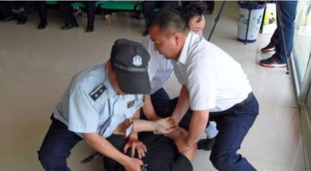 北京一女子遭歹徒劫色，全程不反抗，竟还主动帮男子带上安全套