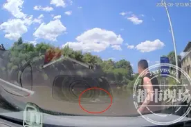 事发江西萍乡！男子骑电动车“神走位”冲进鱼塘，后方的他秒奔救援图片