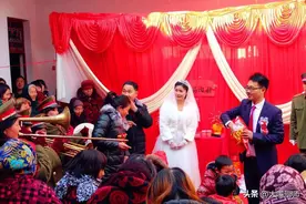 辽宁老同学结婚，男子随礼5000，东北开席时令男子大开眼界图片