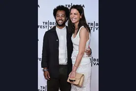 阿汤哥前妻有黑人新男友后春光满面！大夏天裹毛衣，女儿却很仙图片