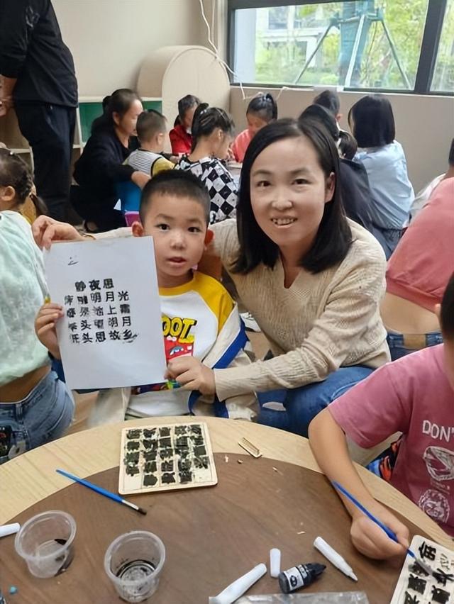 东湖新技术开发区花山街道软件新城智慧社区开展“追溯活字印刷术·感悟非遗魅力”青少年非遗文化活动