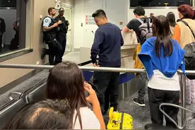 澳洲回国航班2天改签3次，百名华人乘客滞留机场！警员持枪引不满图片