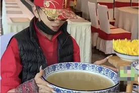 杨丽萍云南吃盆装米线，指甲不便食材撒桌上，曾说不吃主食引质疑图片