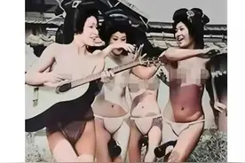 1920年，照片中这四名日本艺伎正赤裸上身跳舞，只有一片布太开放图片