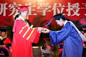 研究生晒和导师聊天记录，酸了一众学生，网友：真是“神仙导师”图片