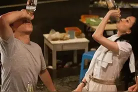貌美妻子被领导叫去陪酒，直到凌晨才回家，丈夫见状当场崩溃图片