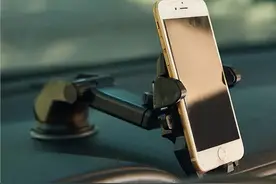 车机越做越智能，为啥唯独导航这一块，就是干不过一个手机支架？图片