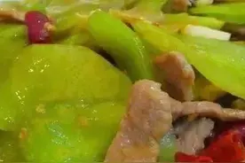 莴笋炒肉简单的家常做法，脆嫩可口，鲜香入味，真是太下饭了图片