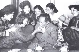 1953年，毛主席重逢昔年延安十美，笑道：阿曾，你都快变老曾咯！图片