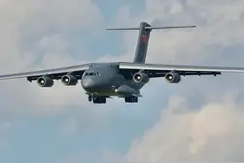 运-20飞抵奥地利，将参加欧洲最大航展，外媒报道赞不绝口图片