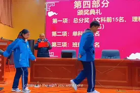 高三女生牵着爸爸的手一起上台领奖，父亲偷偷擦眼泪，网友：牵手的那一刻胜过任何奖图片