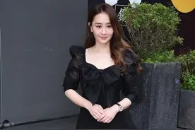 47岁陈德容状态挺真实，眼角皱纹清晰可见，但穿黑裙仍然优雅贵气图片