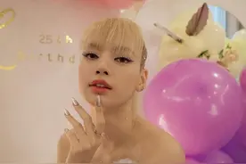 BLACKPINK成员Lisa 25岁生日发福利：大秀细腰长腿、直角肩图片