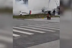 山东菏泽：轿车自燃，洒水车秒变消防车硬核灭火图片