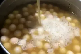 女子用童子尿煮鸡蛋，网友吐槽无法接受，当事人：闻起来很臭，吃起来很香，是当地非遗图片